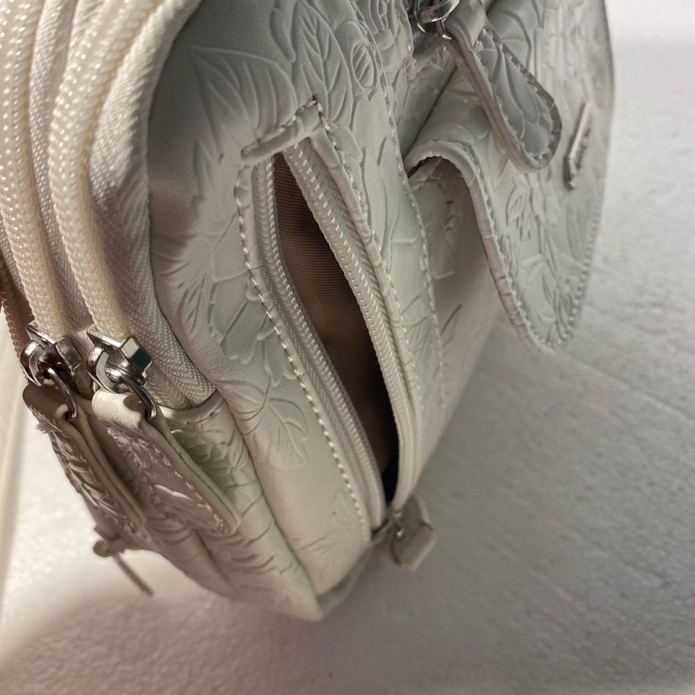 Elegant white Floral Embossed Crossbody Bag - Picture 3 of 5